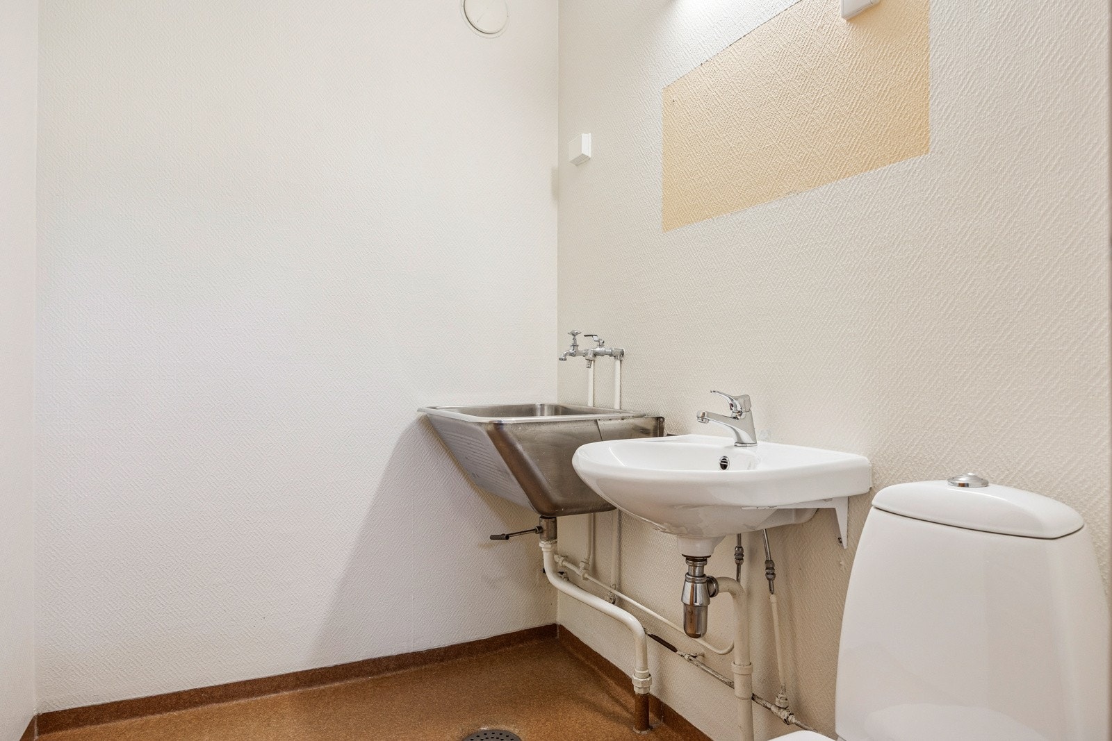 Herfra er det adkomst til et 3 kvm stort vaskerom med utslagsvask, servant og wc. Galleribilde