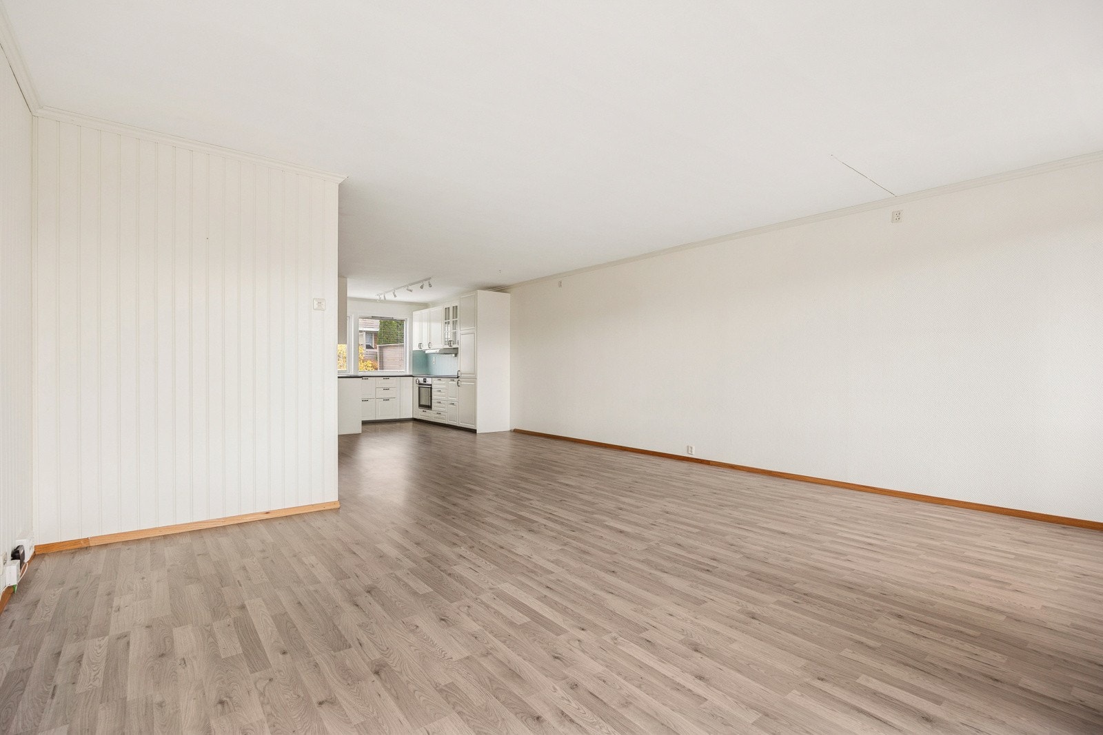 Stor stue med plass til flere ulike møbelsoner. Galleribilde