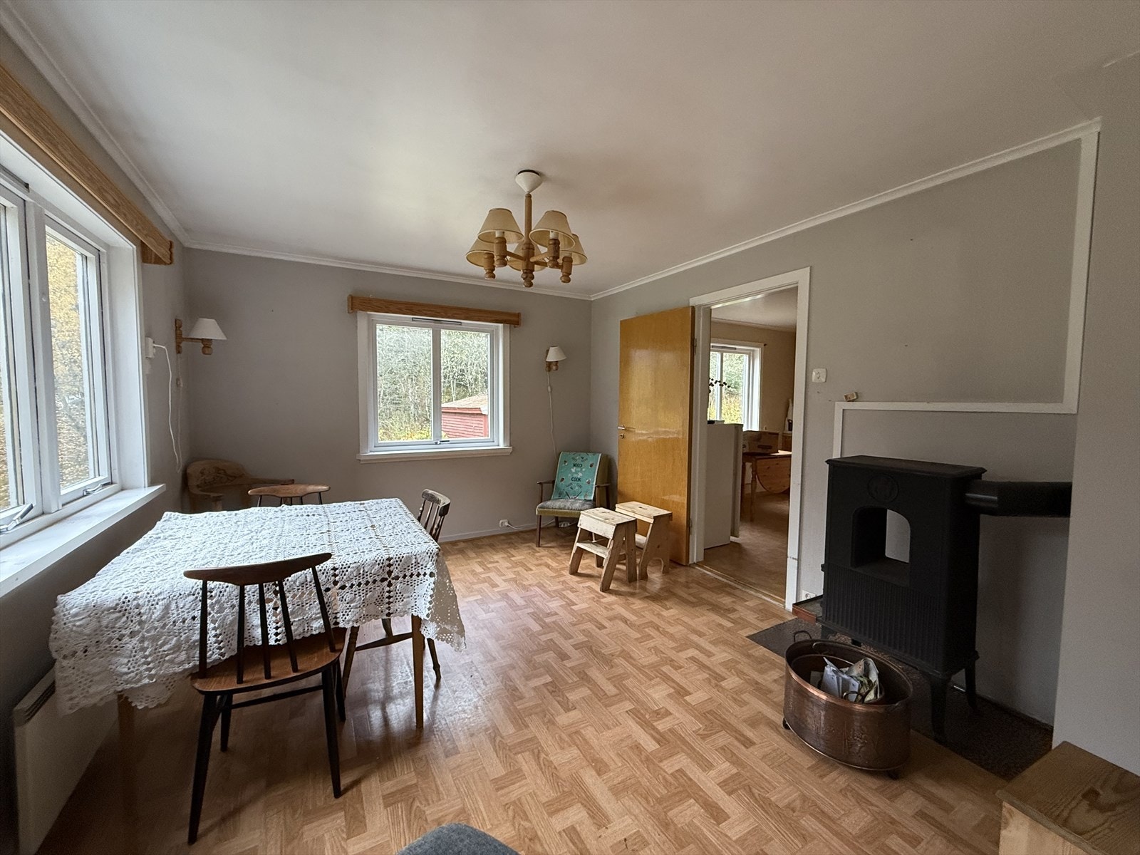 Stove med utgang frå kjøkken, som kan brukast som spisestove. Galleribilde