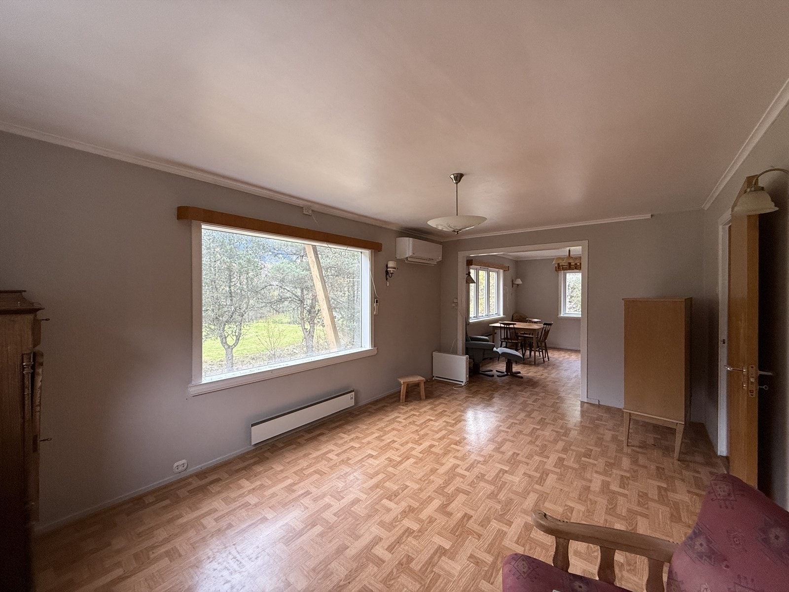 I stova har du varmepumpe, og gode vindaugsflater som sikrar godt lysinnslepp. Galleribilde