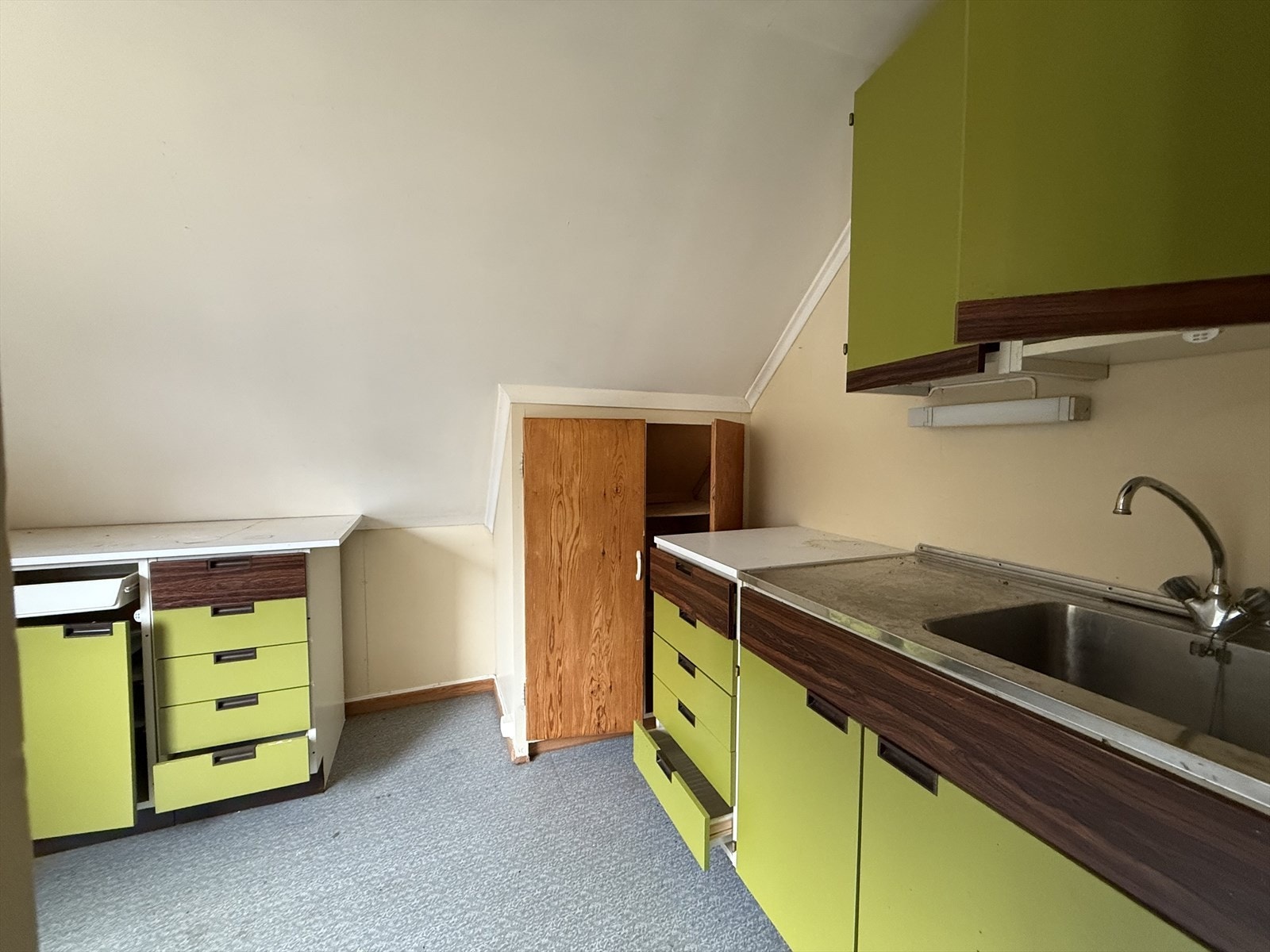 Frå soverom 1 har du adkomst til rom nytta som kjøkken. Galleribilde