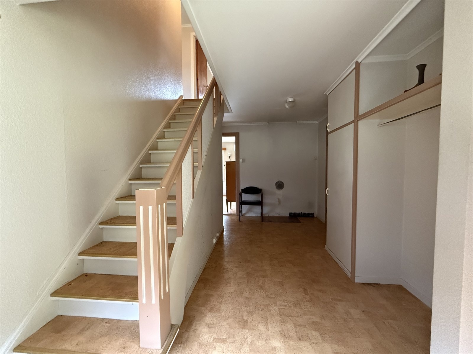 Frå gangen, ledar trappa deg vidare opp til 2.etasje. Galleribilde