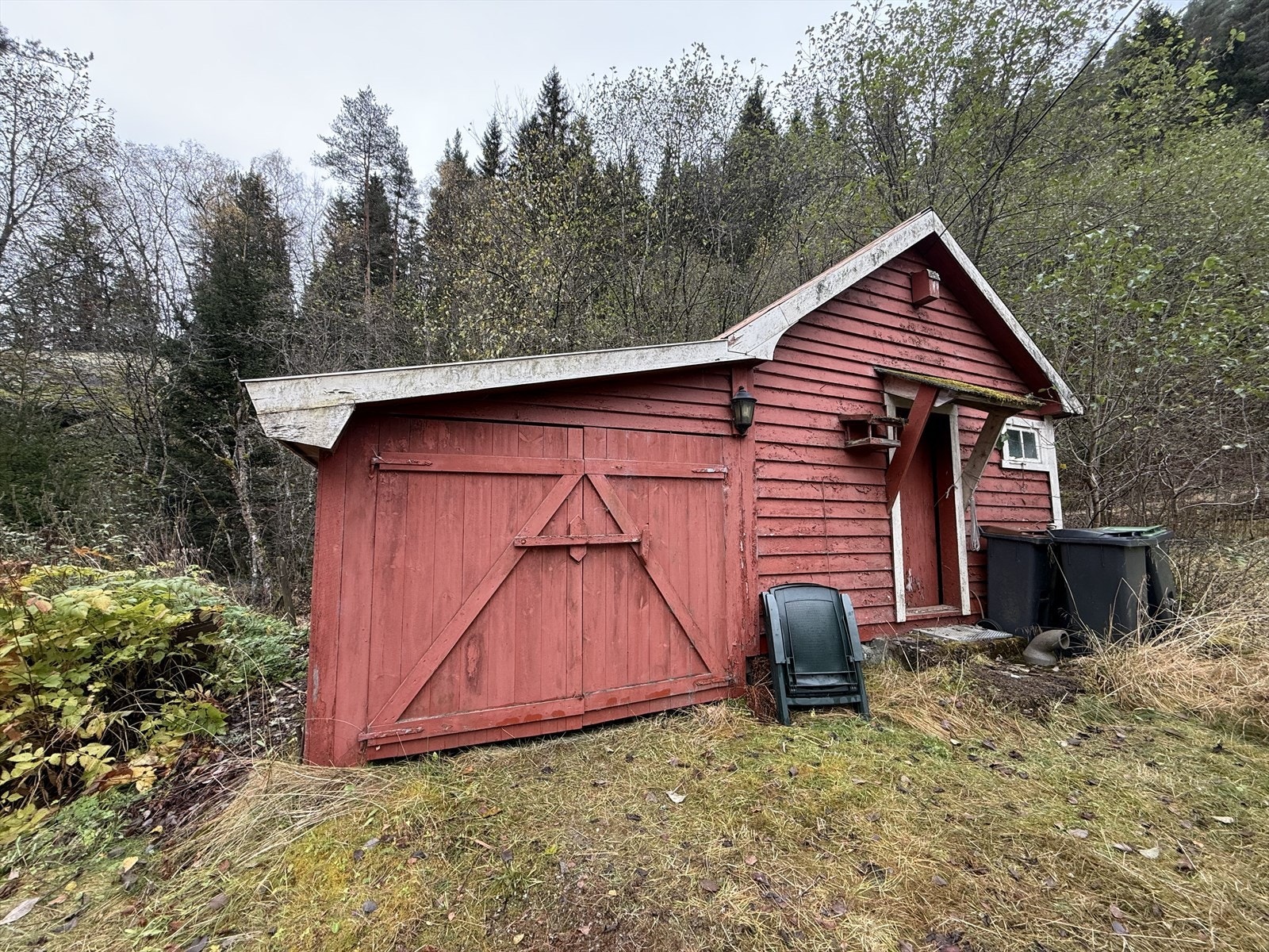 I tillegg, har ein garasje og utvendig bod. Galleribilde