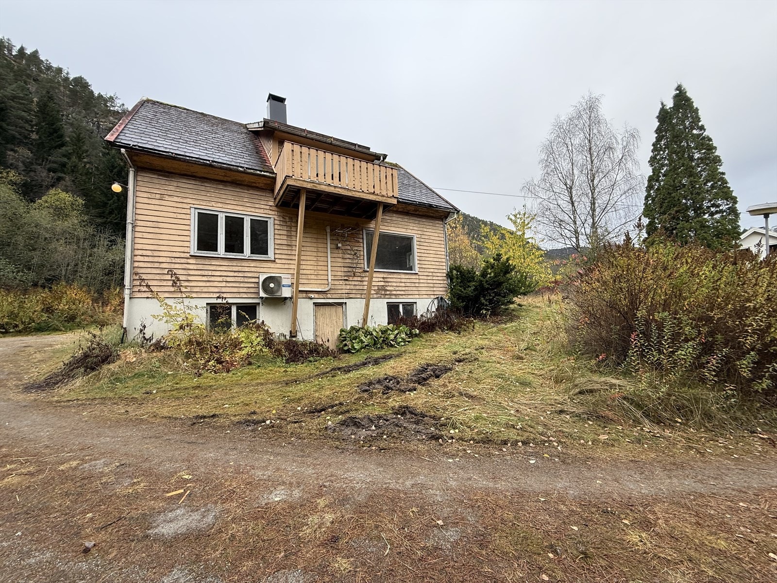 Velkommen til Jostedalsvegen 222! Presentert av Hedda Njøs v/Eiendomsmegler Norge Galleribilde