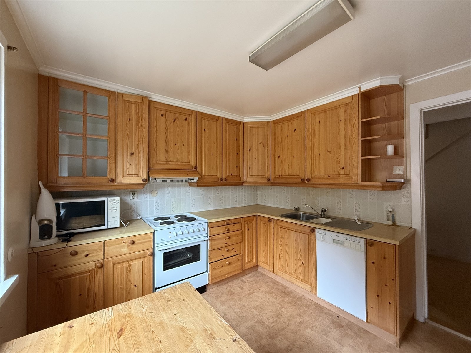 Frå gangen har du adkomst til kjøkkenet. Galleribilde