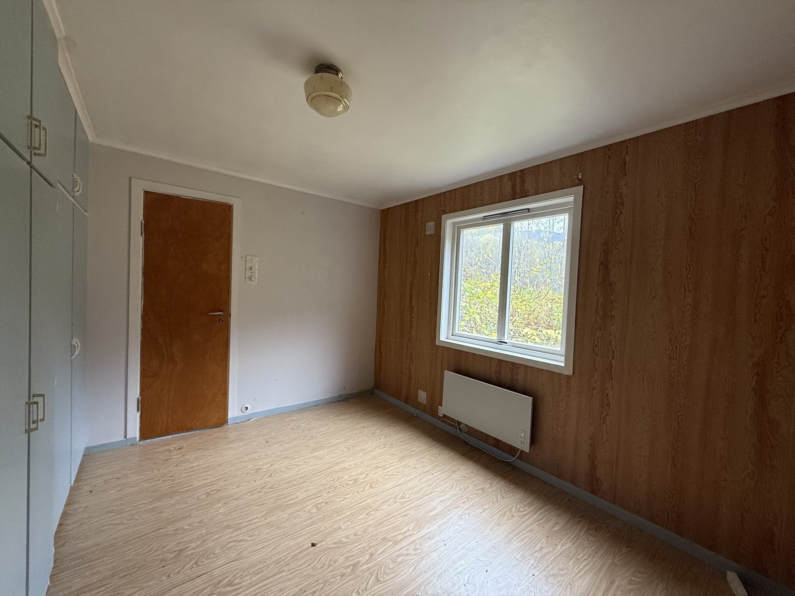 I hovudetasjen har du 1 soverom med innbygd garderobeløysing. Galleribilde