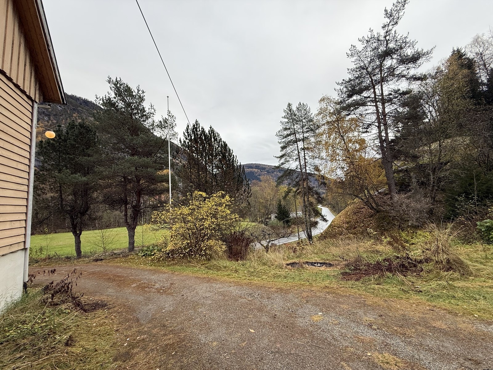 Butaden har eit romsleg tun med fleire biloppstillingsplassar. Galleribilde