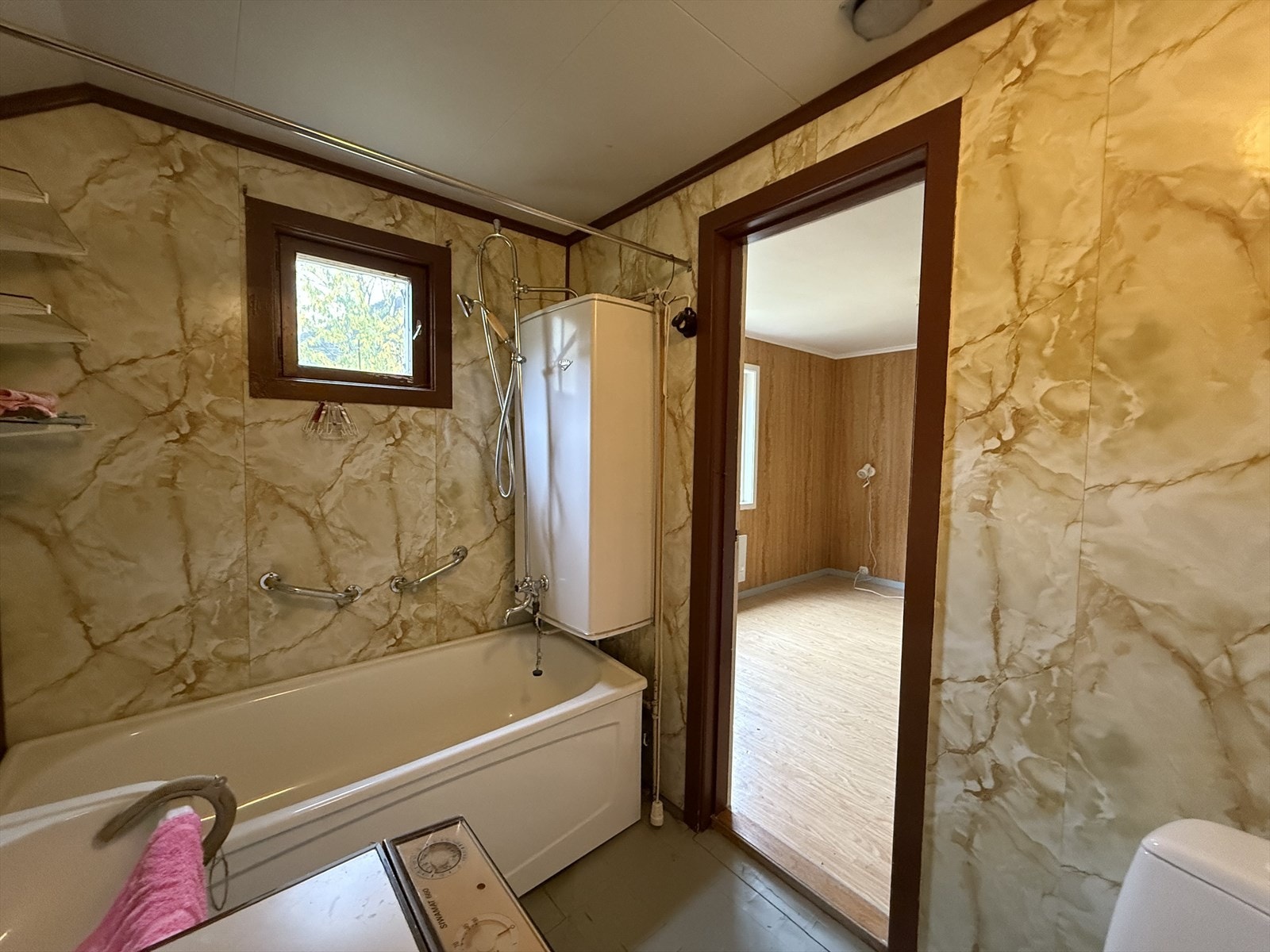 Frå soverommet har du adkomst til etasjens bad. Galleribilde