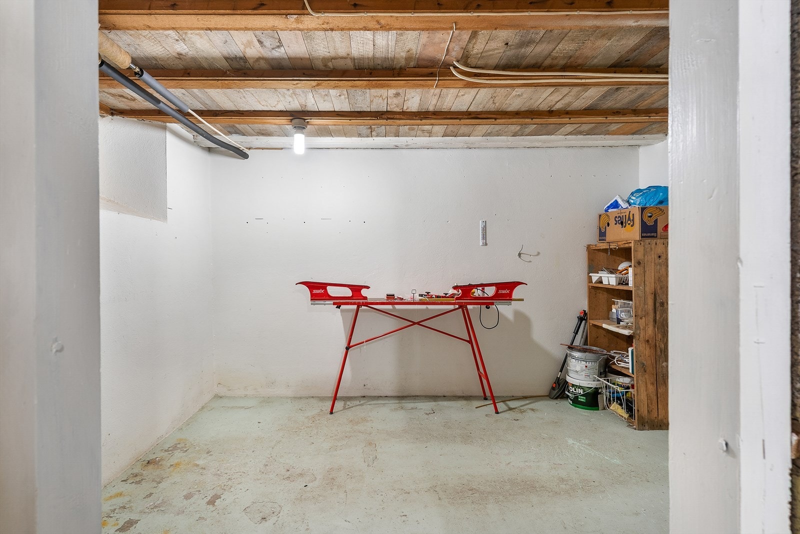 I kjelleren er det det flere praktiske bodrom Galleribilde