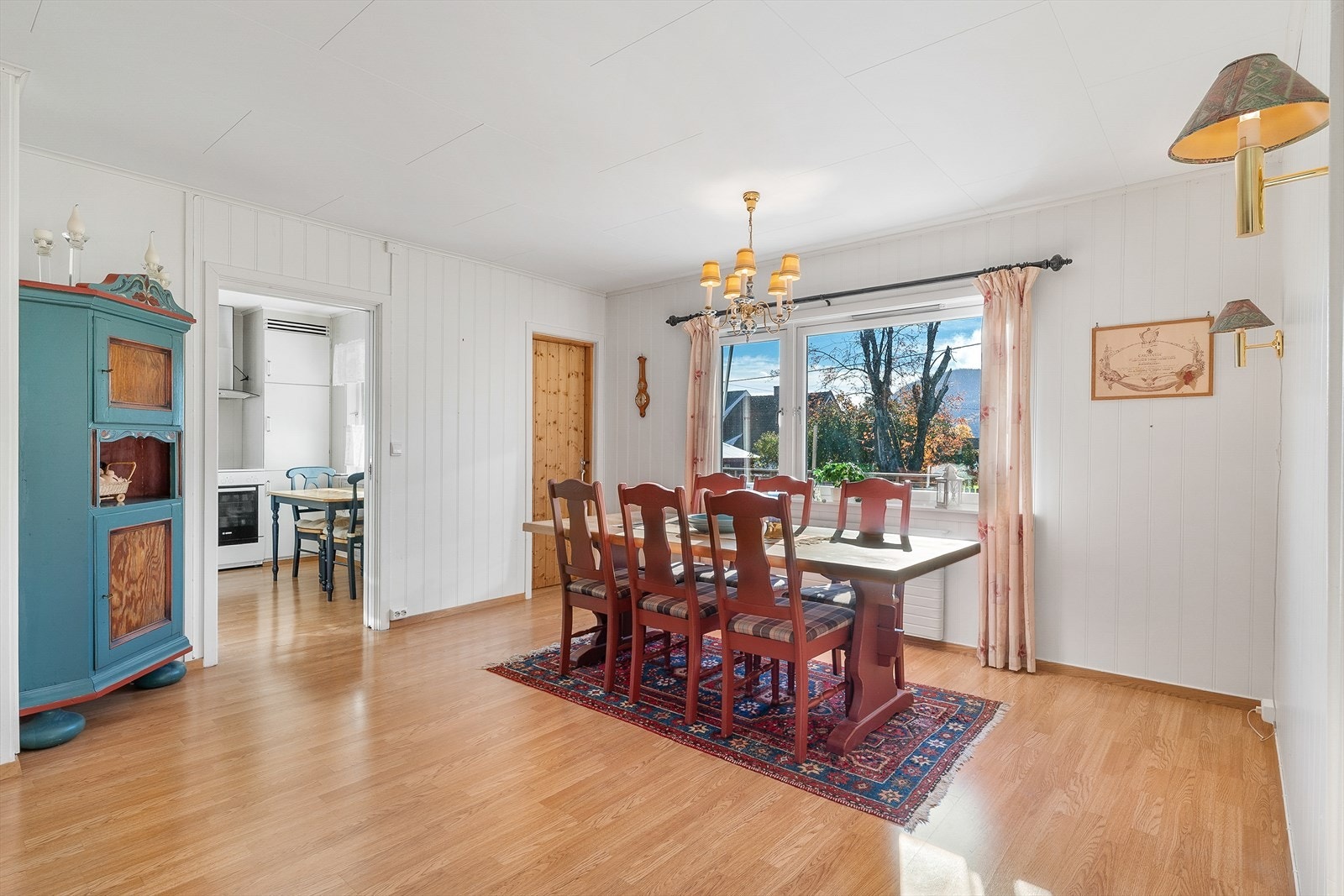 Fra spisestue er det adkomst til kjøkken og utgang til terrasse Galleribilde