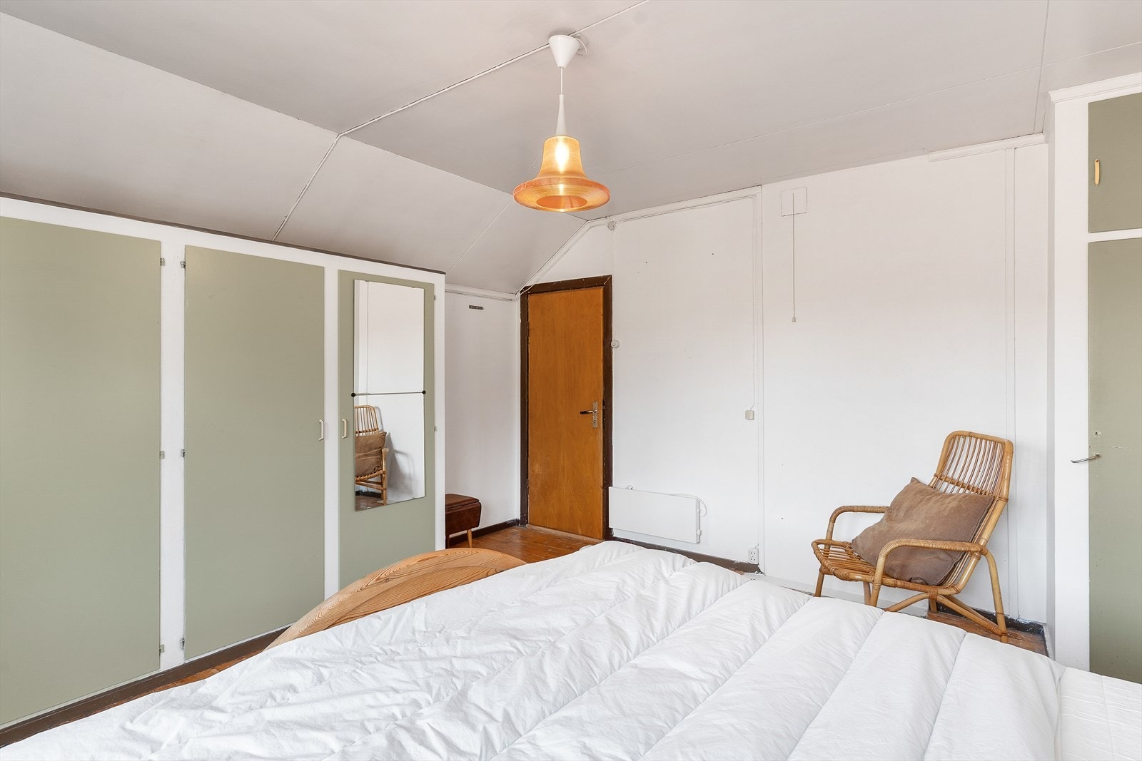 Rommet har romslige garderobeløsninger og gjennomgang til toalettrom Galleribilde