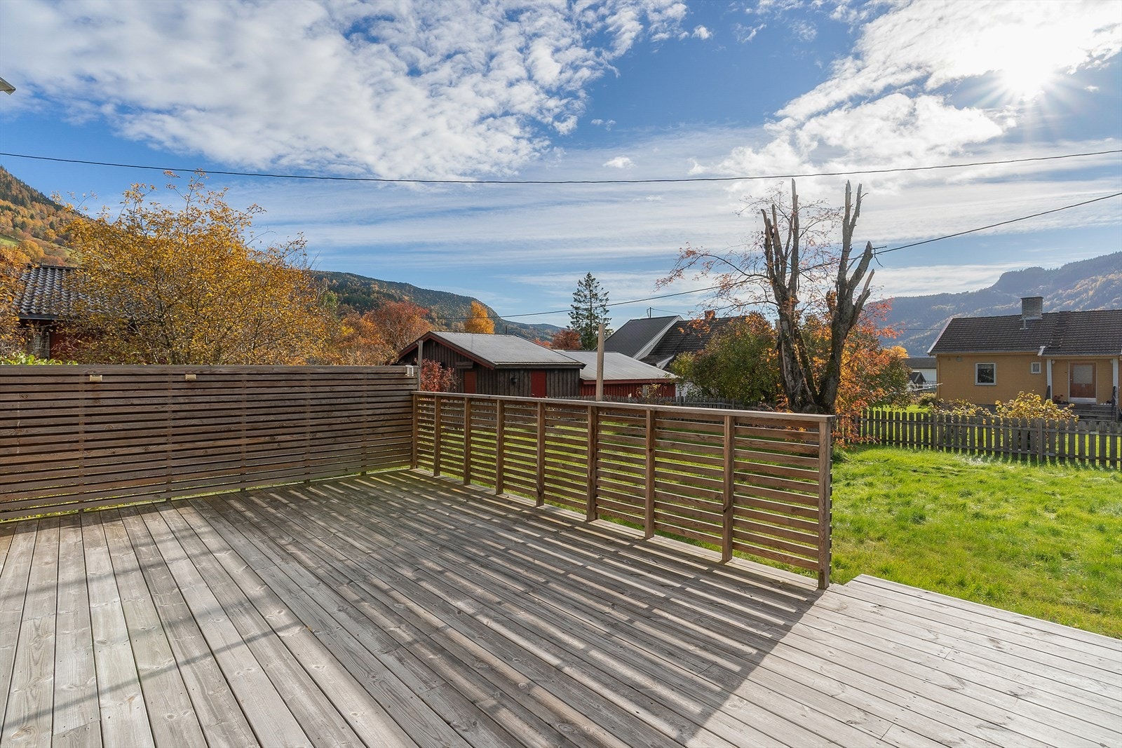 Fra terrassen er det direkte adkomst til hage Galleribilde