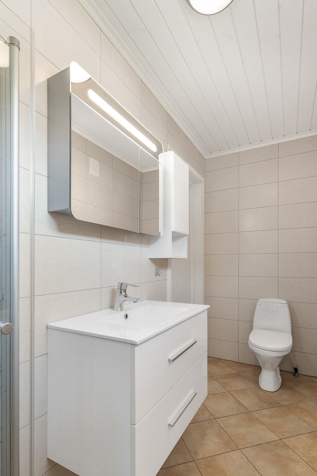 Flott baderomsinnredning med integrert belysning Galleribilde