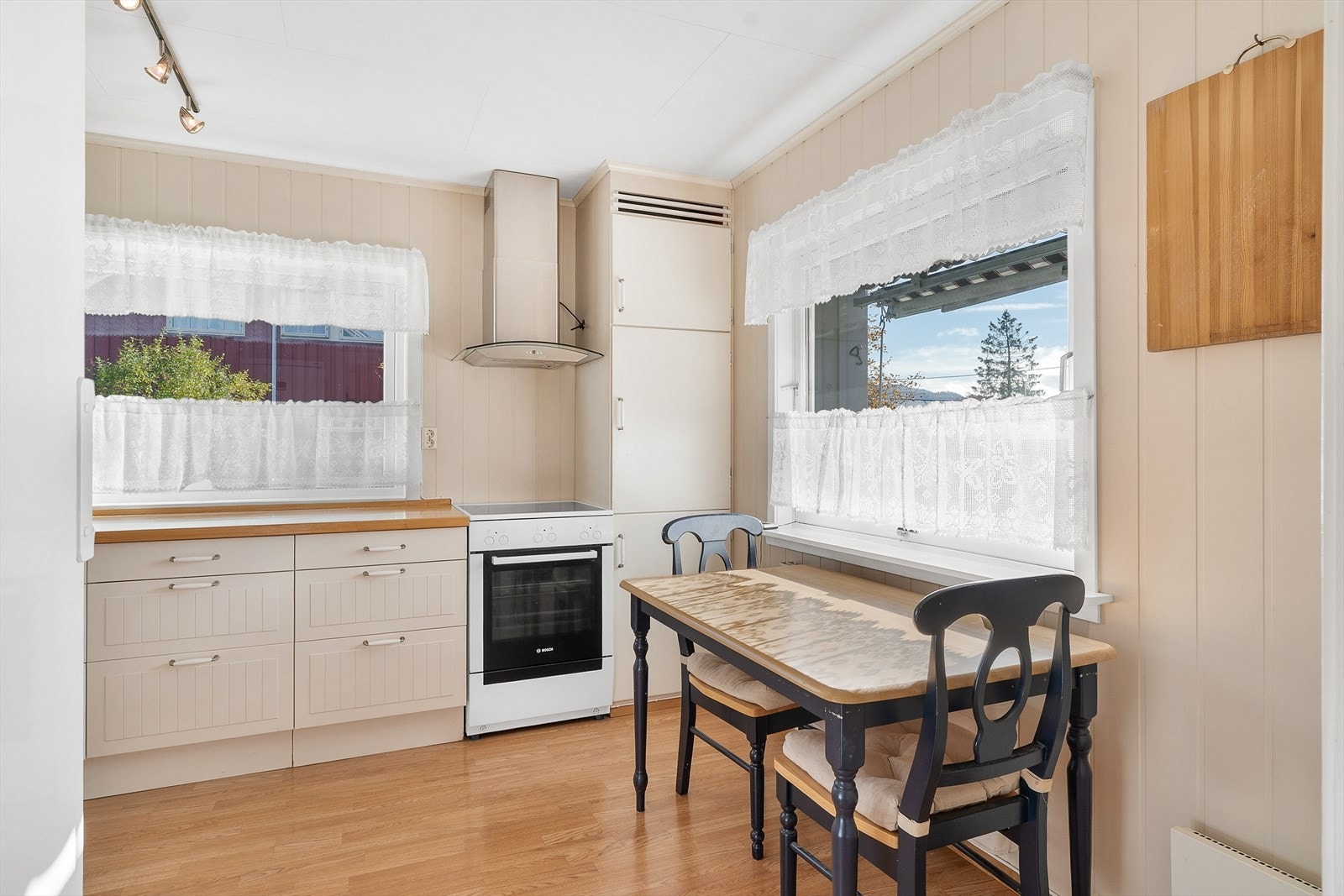 Det er muligheter for spiseplass på kjøkkenet Galleribilde