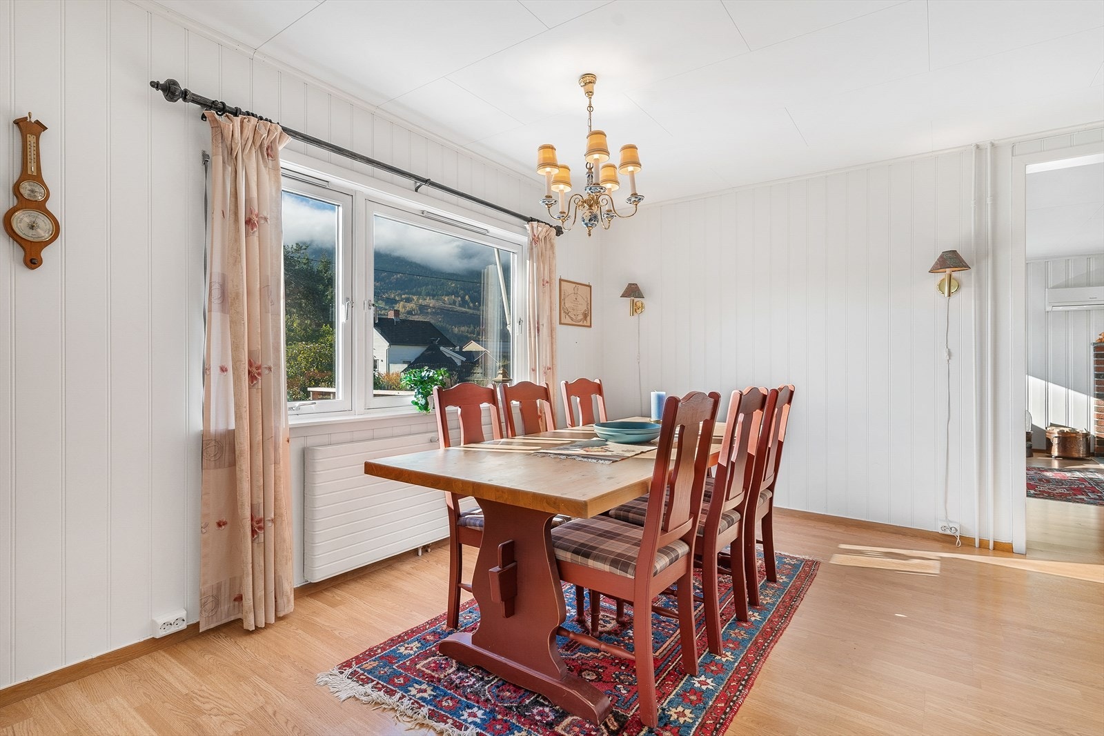 I spisestuen har du muligheter for større spisegruppe Galleribilde