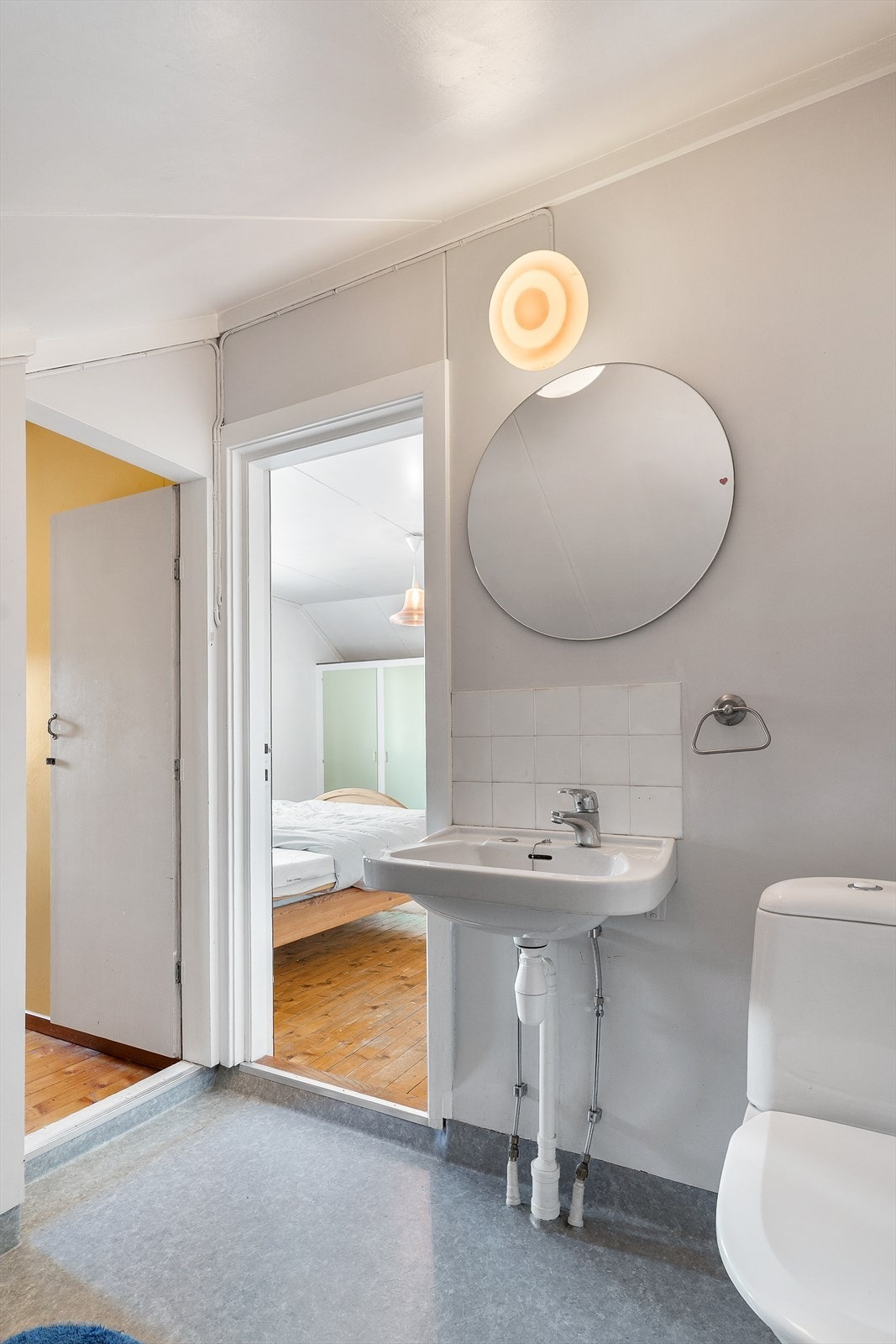 Praktisk toalettrom i 2.ETasje, med gjennomgang til bod Galleribilde