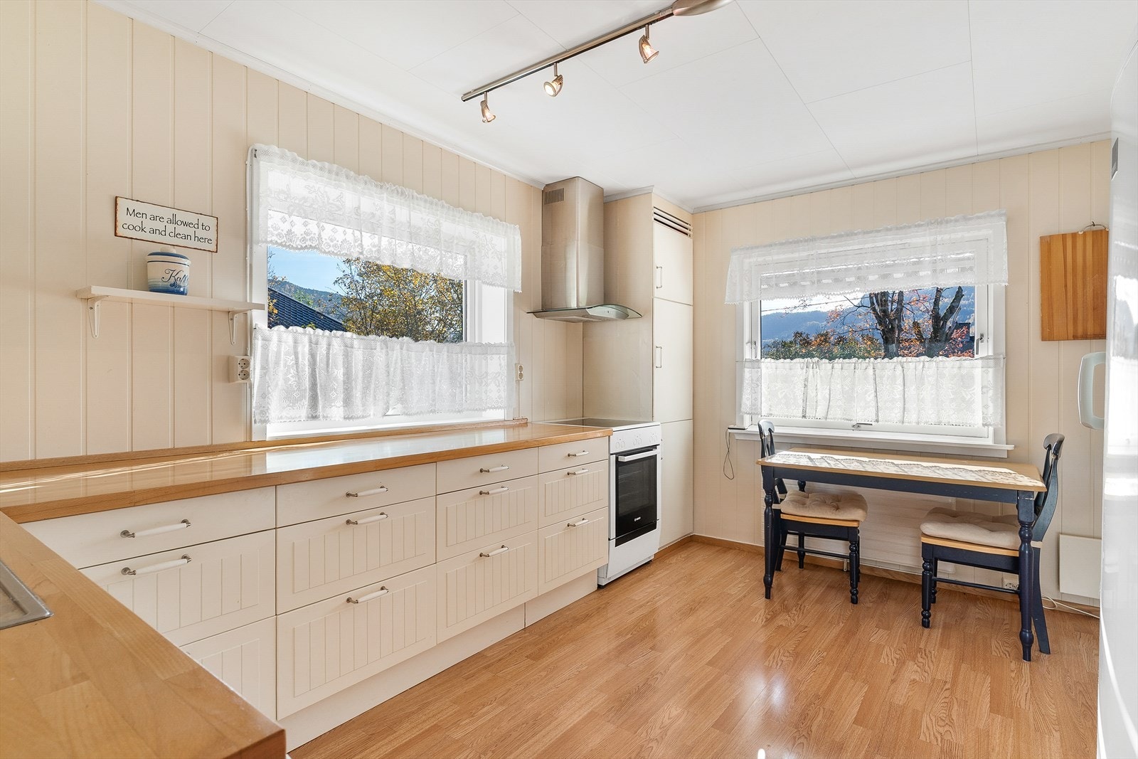 Her er det godt med benkeplass og en fin kombinasjon av skuffer og skap Galleribilde