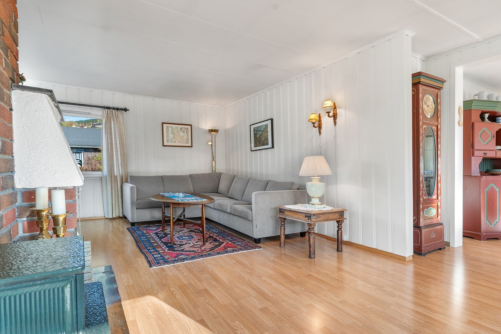 Det er god plass for større sofagruppe i stuen Galleribilde