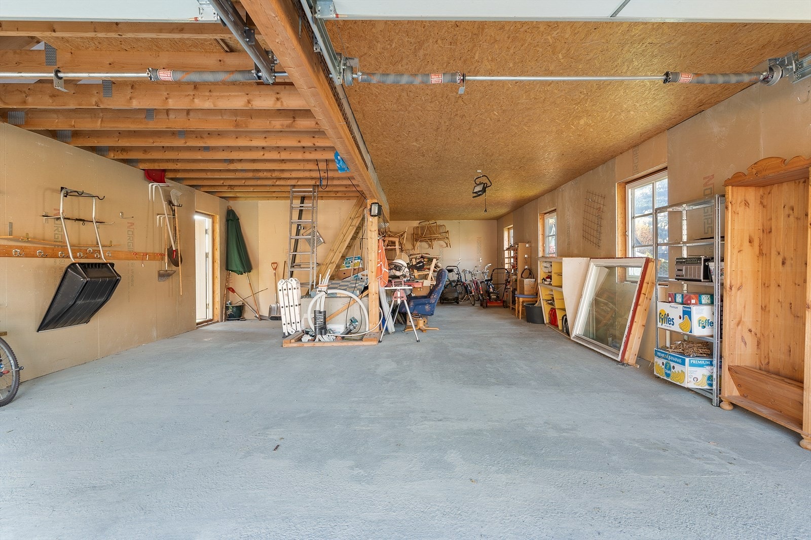 Garasjen har uinnredet hems, og er klargjort med oppstikk for vann og avløp Galleribilde