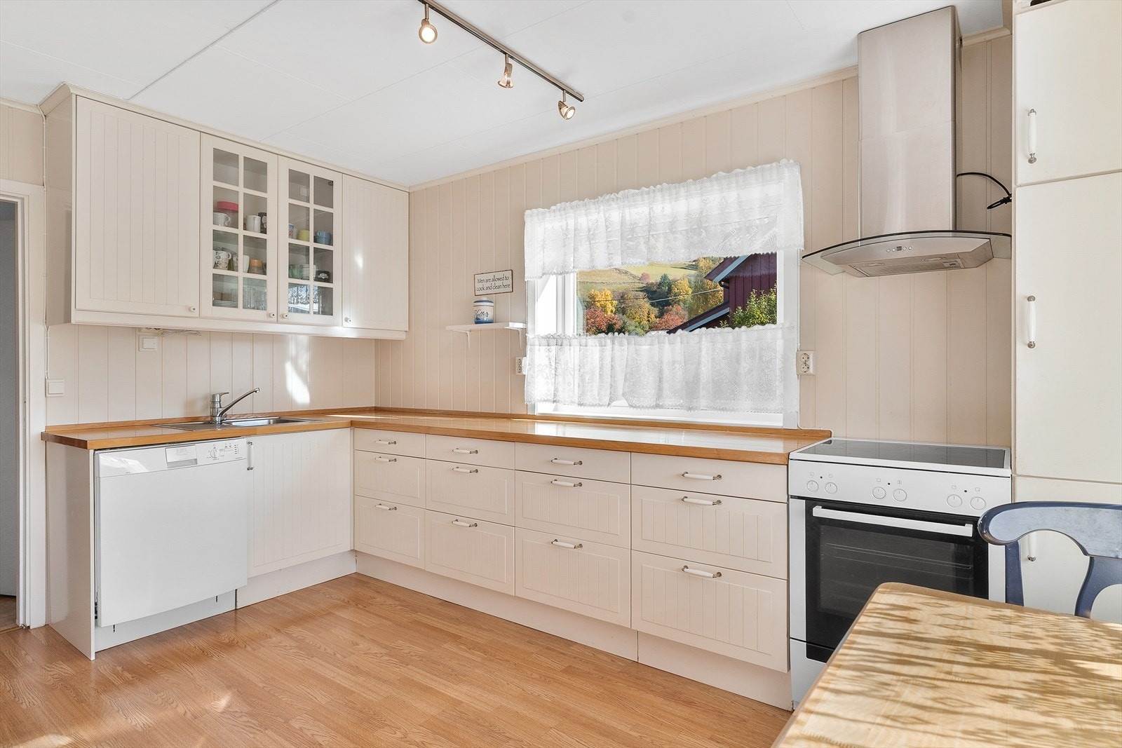 Kjøkkenet er av god størrelse Galleribilde