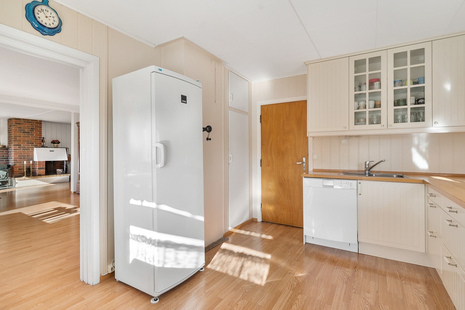 Kjøkkenet har adkomst fra trappegang eller fra spisestuen Galleribilde