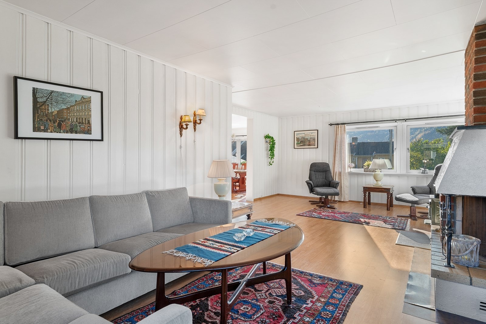 Stuen ligger i halvåpen løsning mot spisestuen, så her kan du enkelt møblere i separate soner Galleribilde