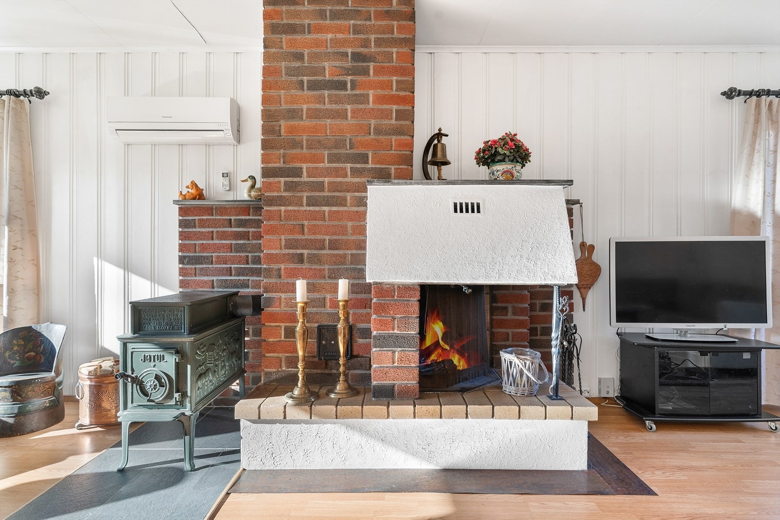 Åpen peis gir flott atmosfære, Vedovn fra Jøtul gir god varme og varmepumpe for grunnvarme Galleribilde