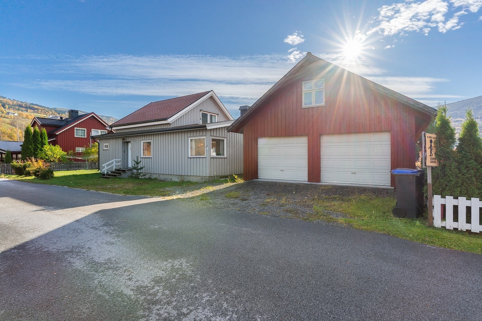 Romslig frittstående garasje fra 2005 Galleribilde