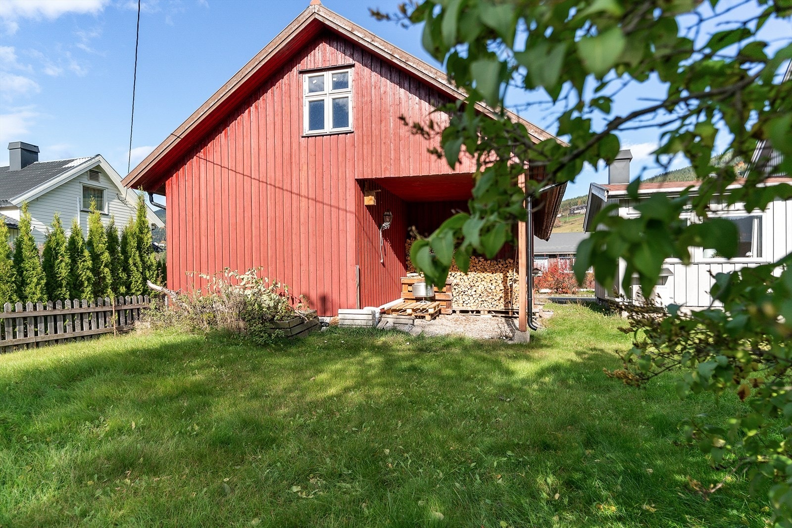 Praktisk nisje under tak, perfekt lagringsplass for vinterveden Galleribilde