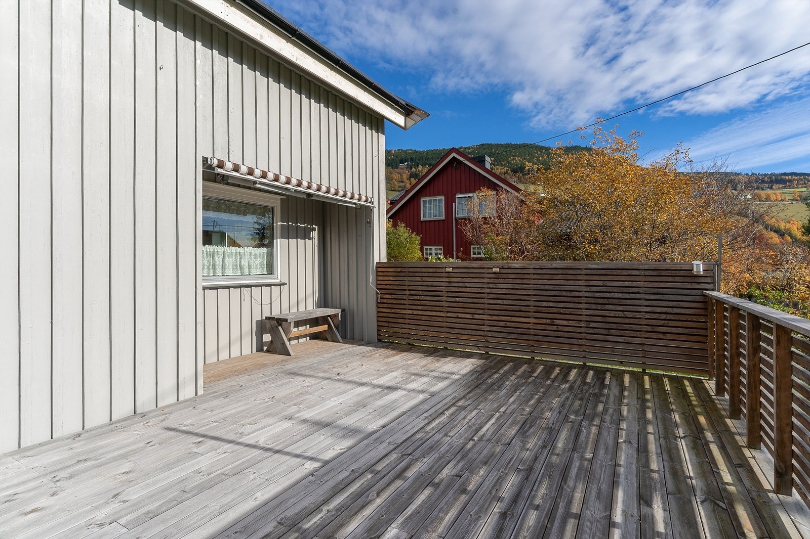 Terrassen er skjermet og har markise Galleribilde