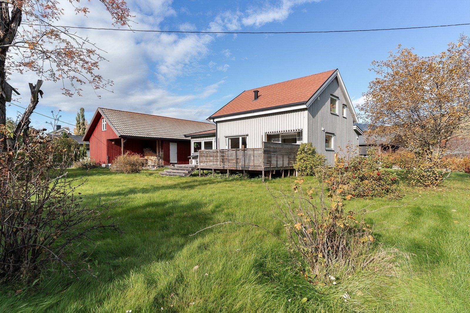 Her er det plen, prydbusker og annen beplantning Galleribilde