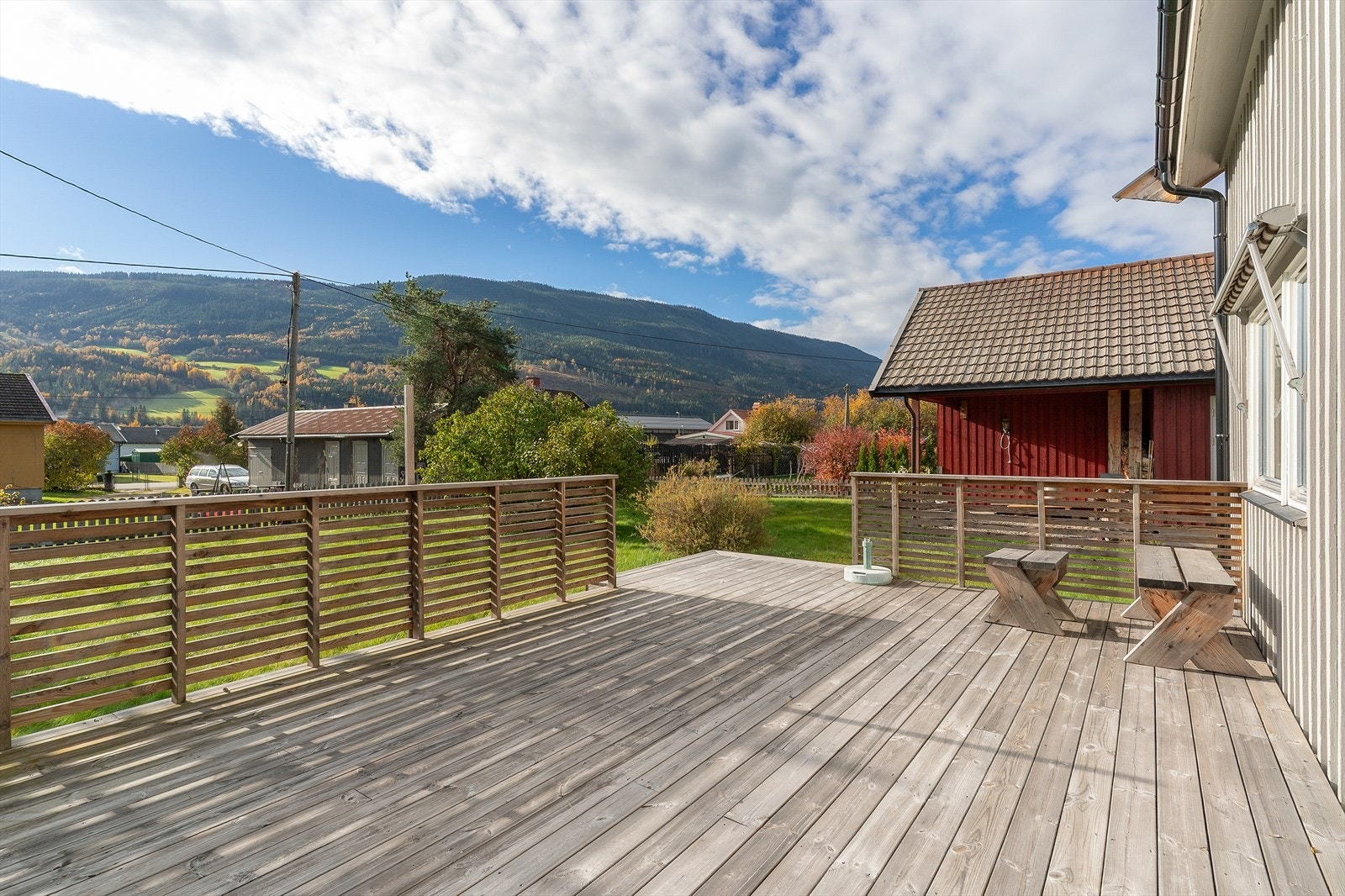 Terrassen er av god størrelse med flere møbleringsmuligheter Galleribilde