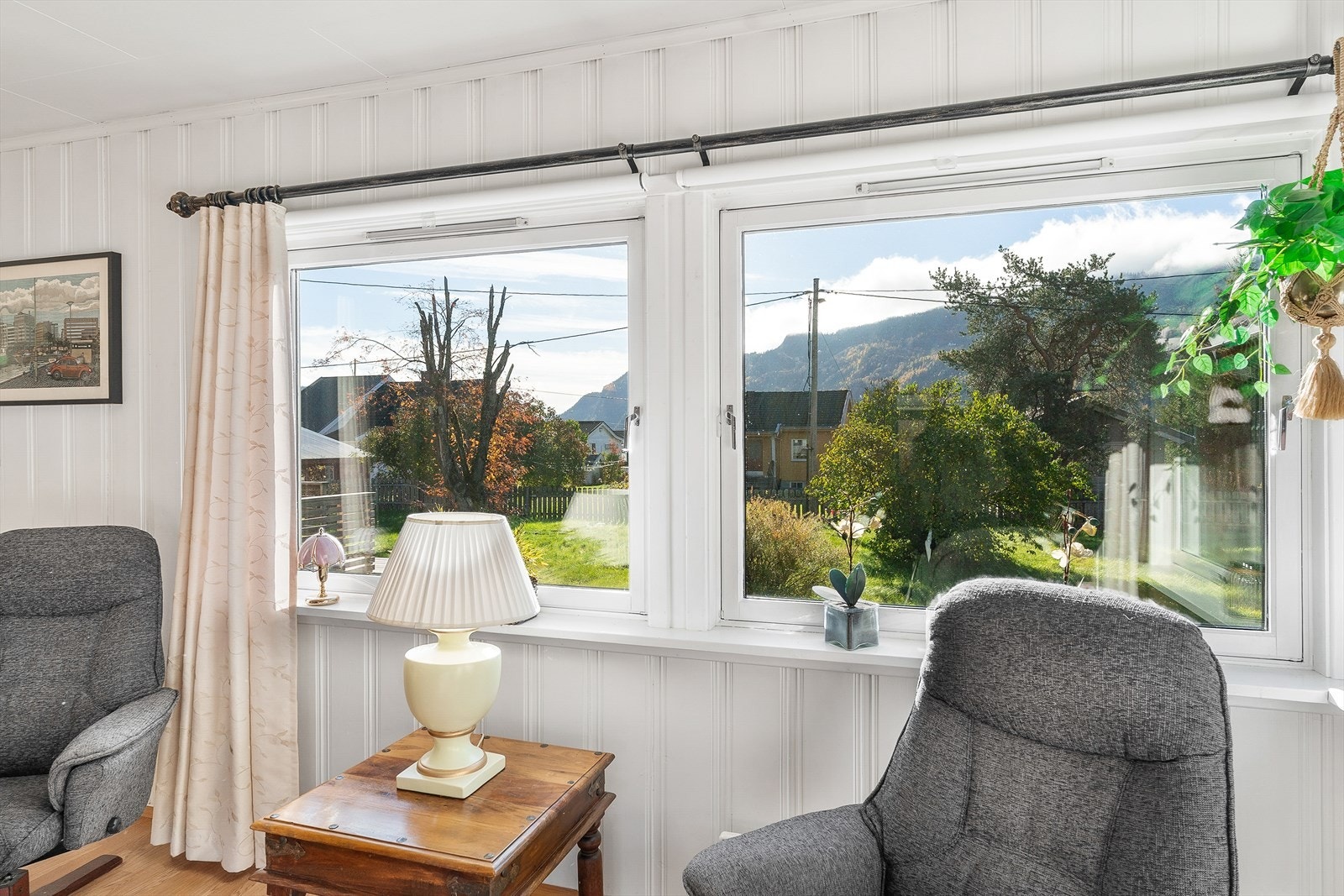 Stuen har godt med naturlig lys, og gjennomlys Galleribilde