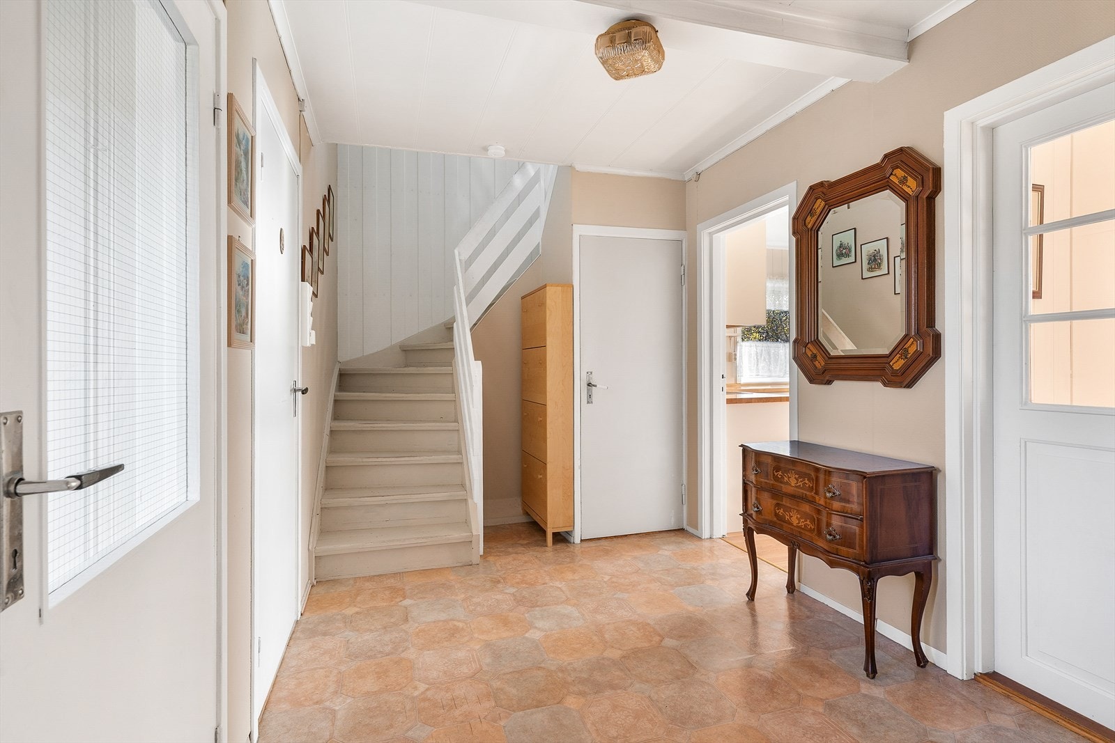 Romslig trappegang som knytter boligen sammen Galleribilde