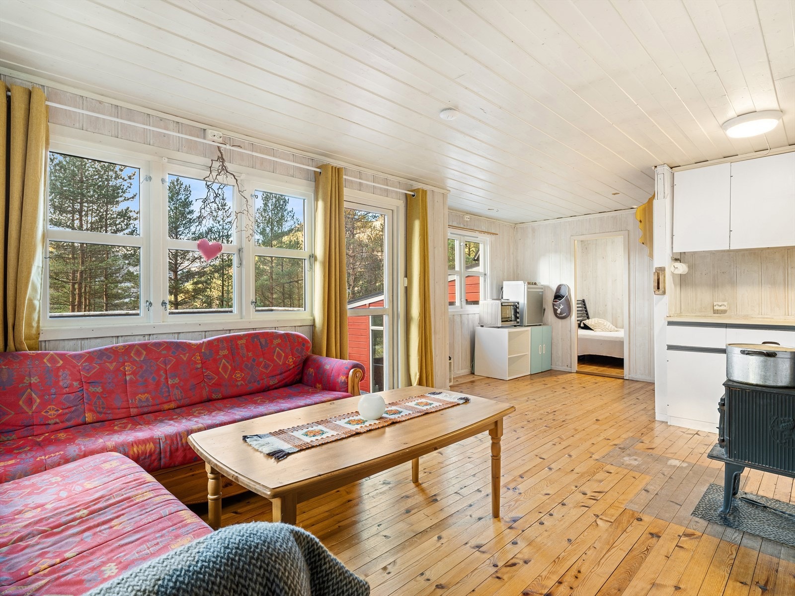 Furugulv og malte panelvegger og tak Galleribilde