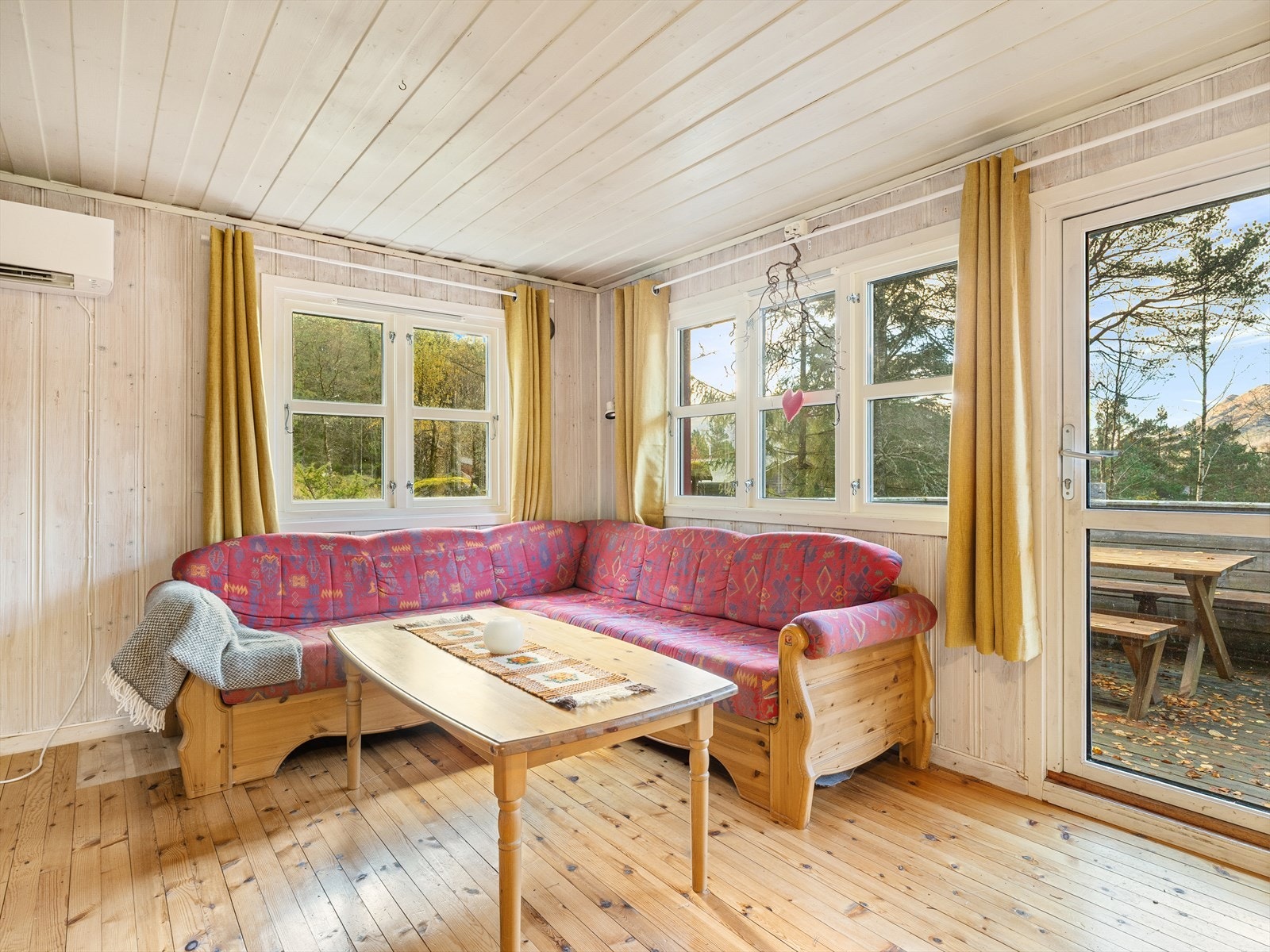 Herlig naturlig lys inn i stua og dør ut til terrasse Galleribilde