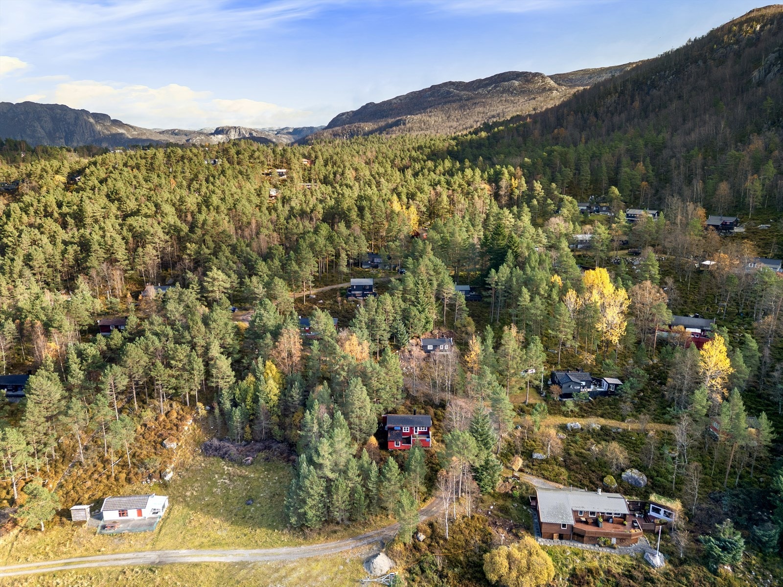 Hytten ligger i flott turområde på Giljastølen med mange muligheter for friluftsaktviteter både sommer og vinter. Galleribilde