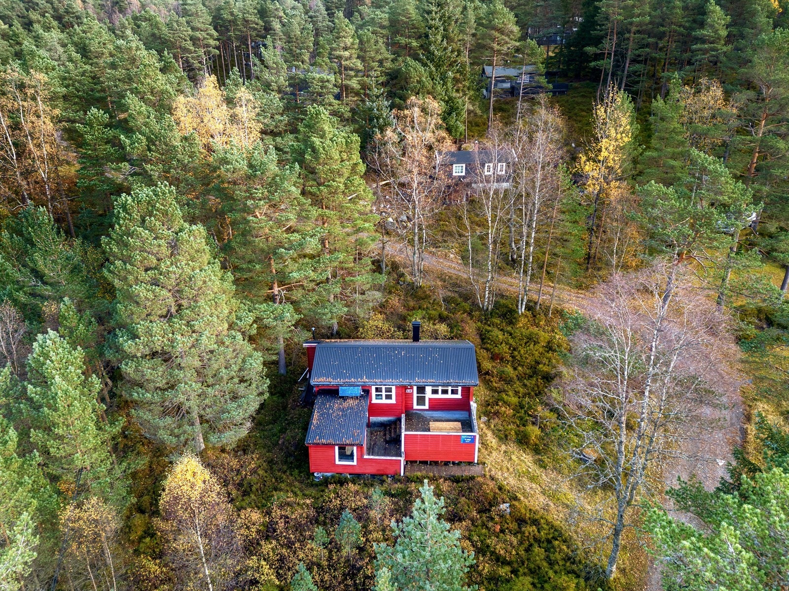 En koselig hytte med kjekk beliggenhet i spredt skogsområde like før en kommer på toppen av bakkene til Giljastølen. Galleribilde