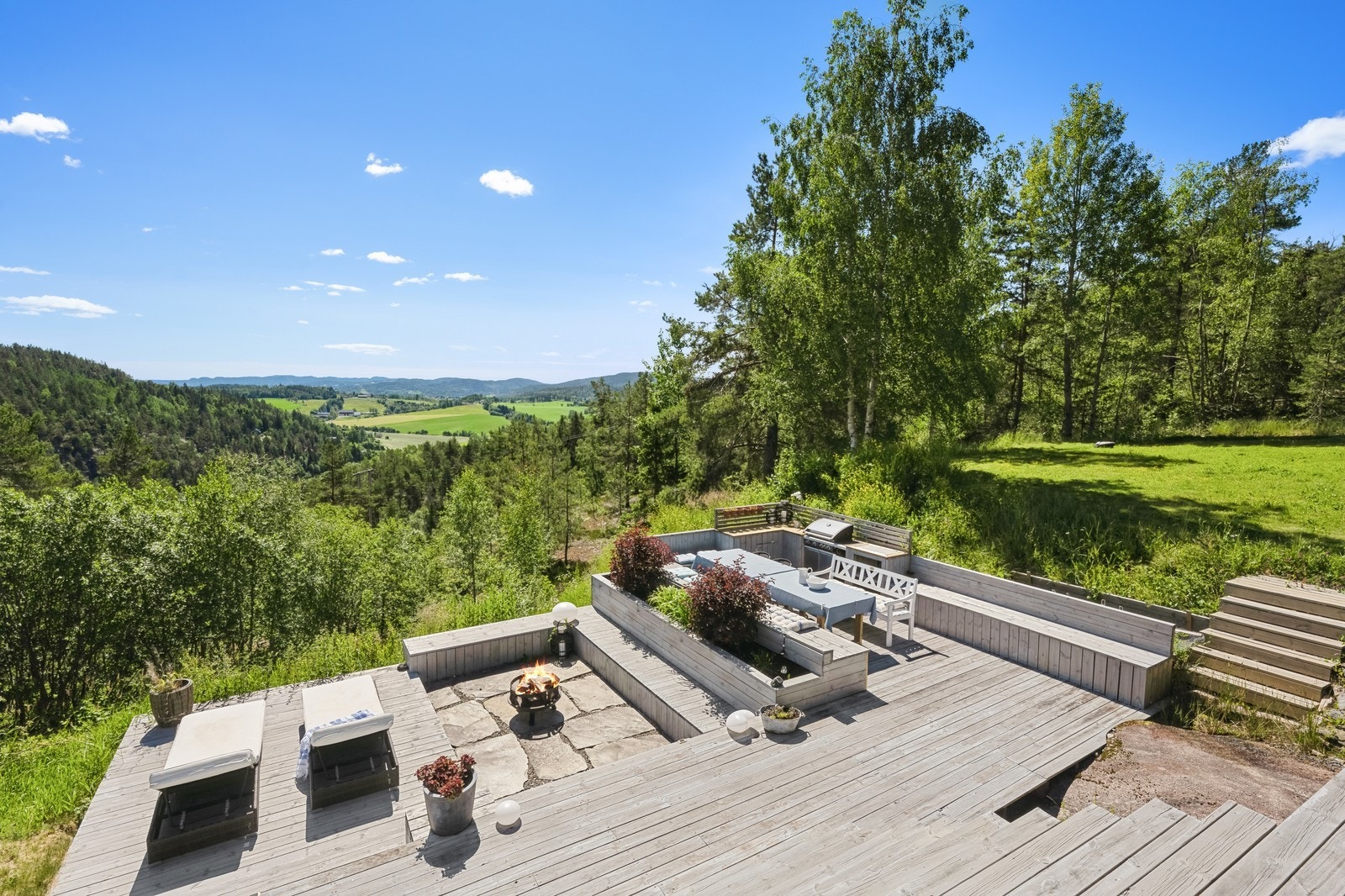 Nydelig opparbeidet uteområdet med fantasktisk utsikt Galleribilde