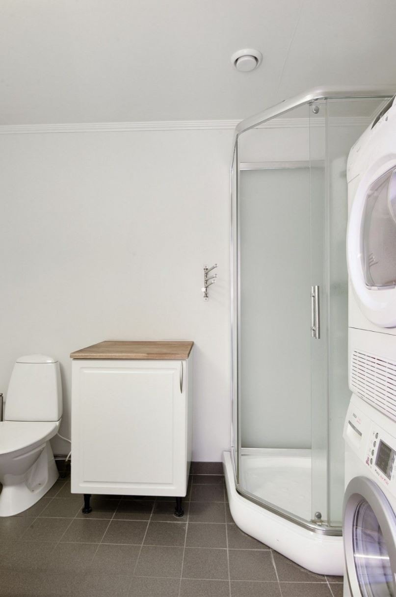 Stilrent bad med flislagt gulv og malte plater på veggene. Galleribilde