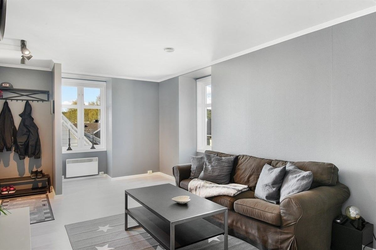 stue 3.jpgRomslig stue med store vinduer som slipper inn godt med lys. Galleribilde