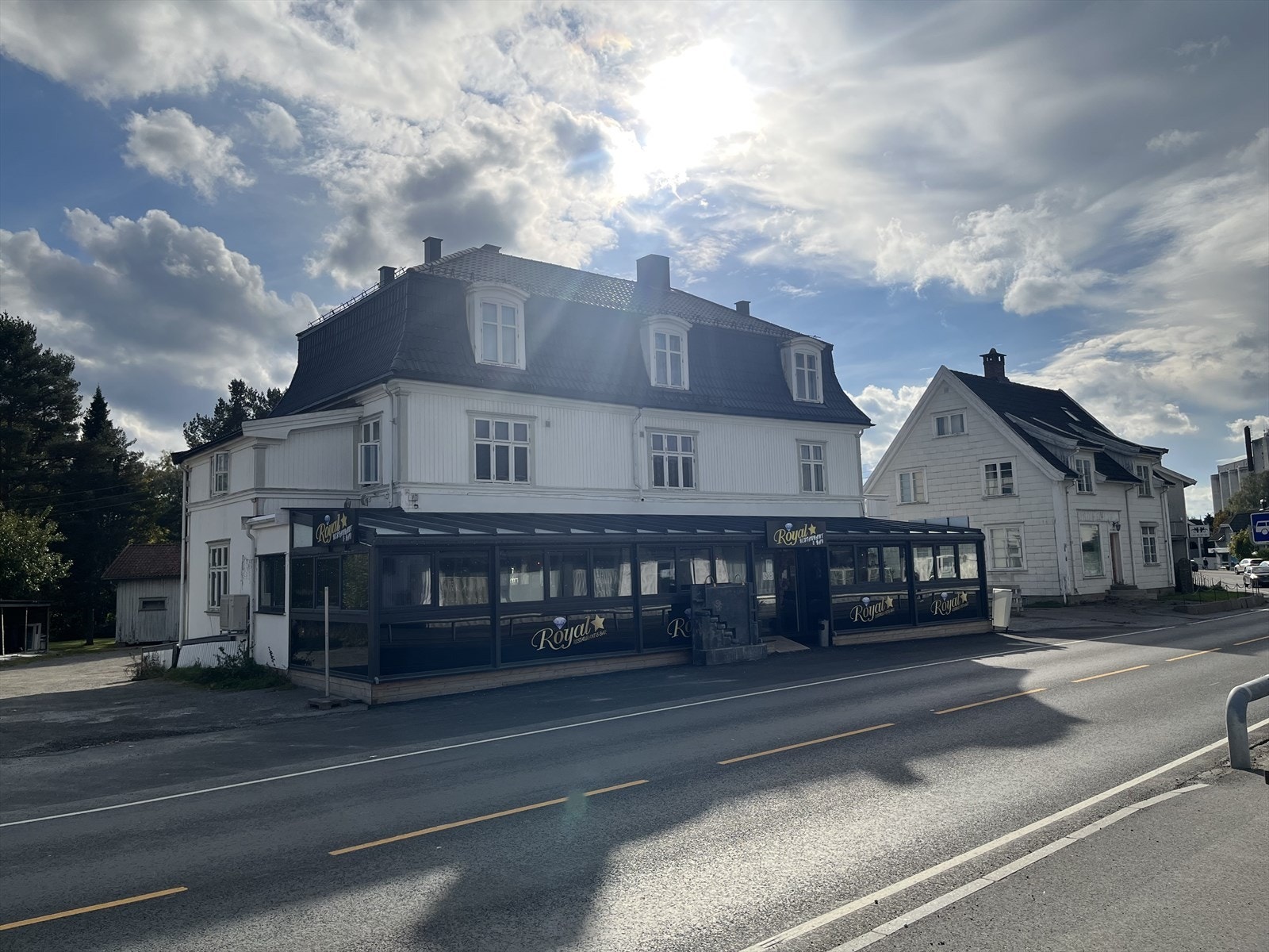 Leiligheten ligger midt i Skarnes sentrum med togstasjonen rett over veien. Galleribilde