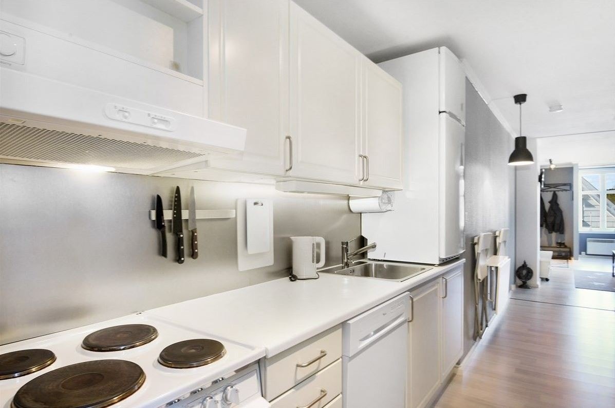 Kjøkkeninnredningen har plass til frittstående hvitevarer. Galleribilde