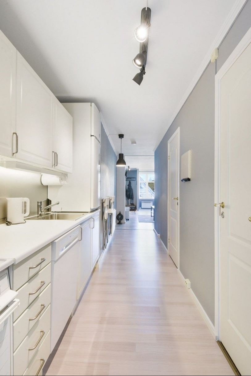 Pent kjøkken fra 2001 med profilerte fronter. Galleribilde