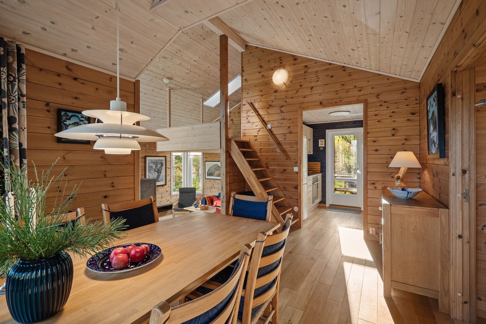 Hytten selges møblert Galleribilde