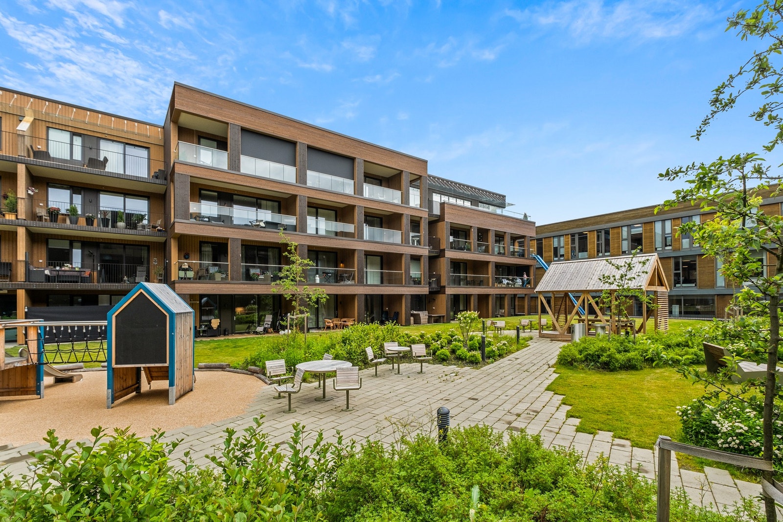 Rolig område midt i sentrum av Melhus hvor du finner det aller meste av servicefunksjoner og har gode transportmuligheter både med tog og buss Galleribilde