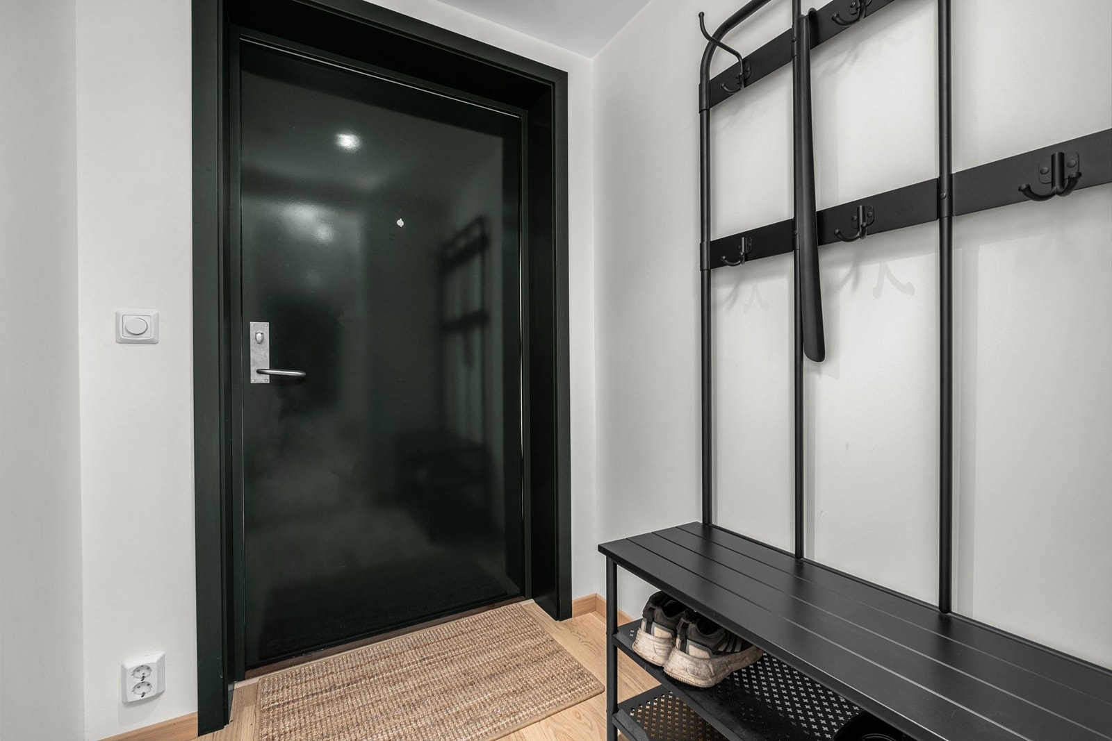 Ved entré har du muligheter til å henge fra deg yttertøy og sko Galleribilde