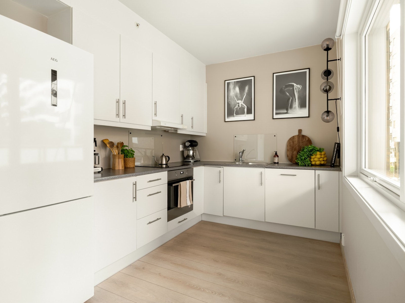 Det er montert backsplash ved vask og kokesone. Galleribilde
