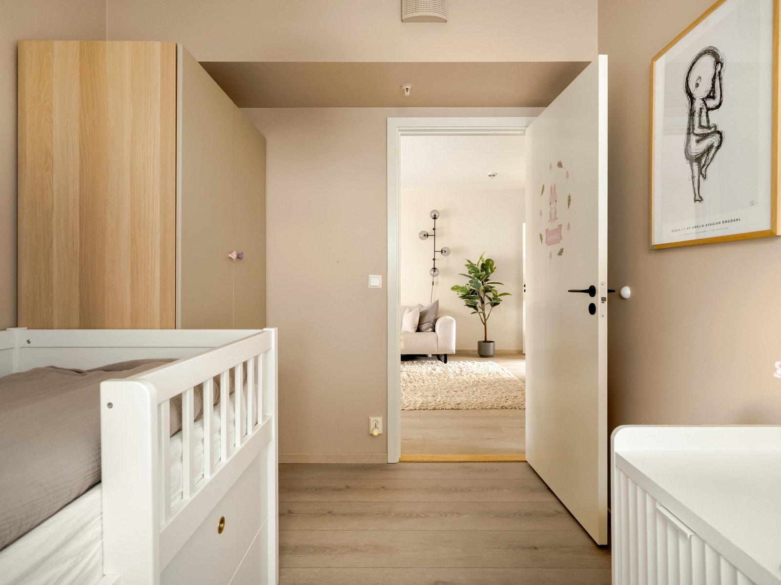 Rommet er innredet med barneseng, arbeidsstasjon for de minste og garderobe. Galleribilde