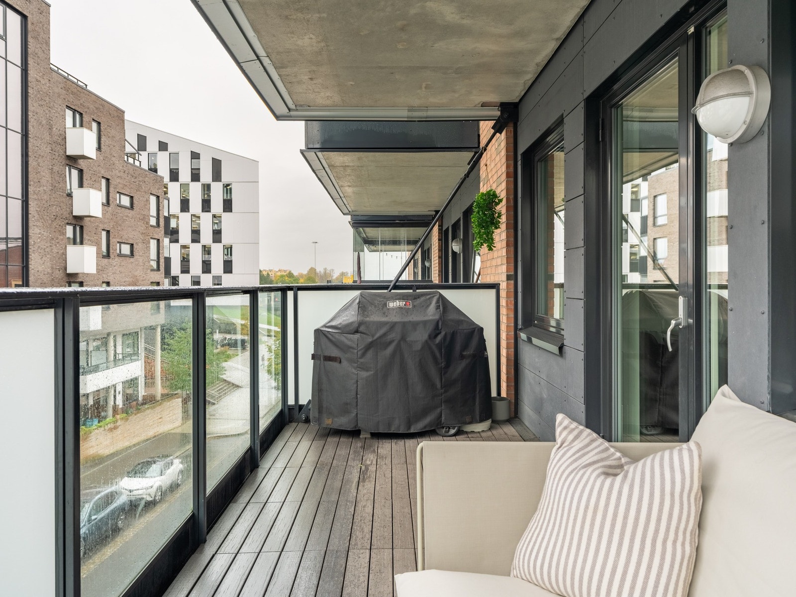 Det er rikelig med plass til å innrede med sittegruppe og grill. Bare å glede seg til neste sommersesong! Galleribilde